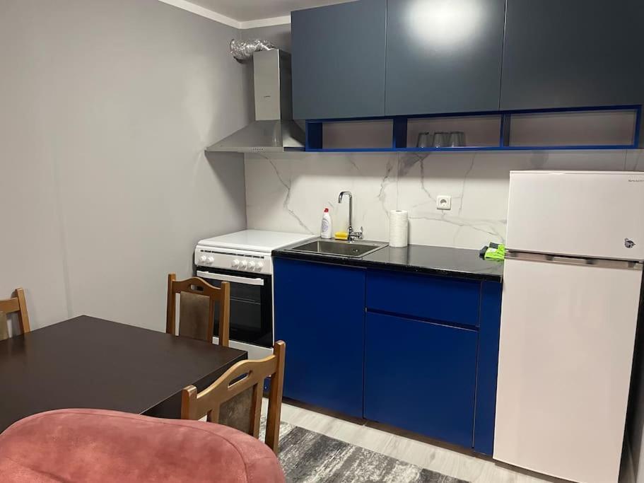 Sunny Prishtina Apartment พริสตีนา ภายนอก รูปภาพ