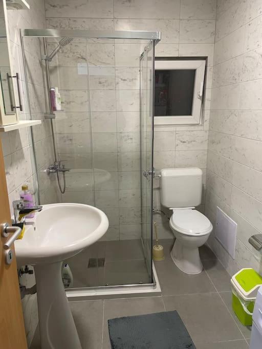 Sunny Prishtina Apartment พริสตีนา ภายนอก รูปภาพ